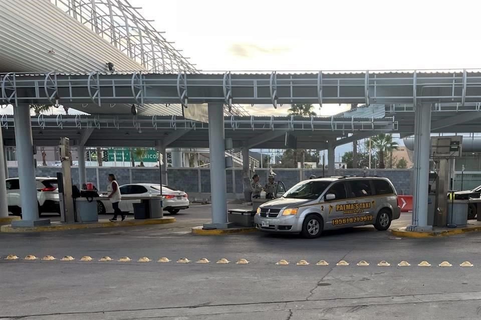 En el cruce Reynosa-Hidalgo los agentes de la Guardia Nacional manipulan el semáforo fiscal dejándolos todos en rojo.