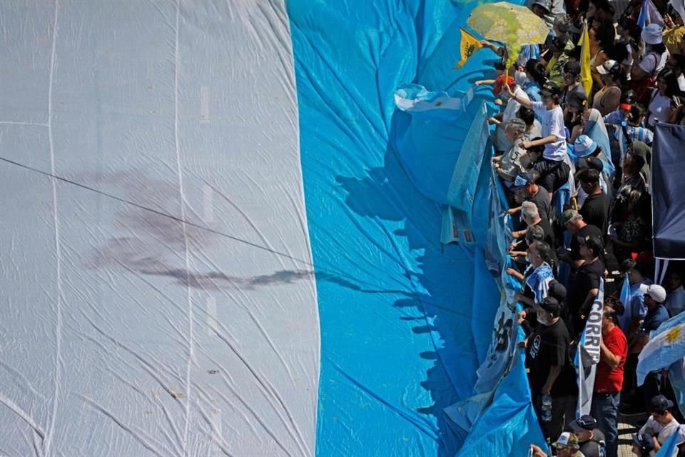 Ciudadanos comenzaron a congregarse desde temprano en la plaza frente al recinto del Congreso de Argentina con banderas, camisetas de la selección de fútbol y pancartas.