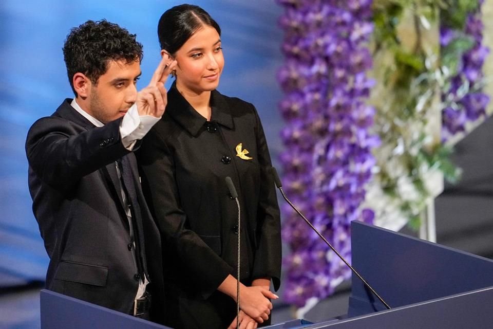 Kiana Rahmani y Ali Rahmani, hijos de Narges Mohammadi, recibieron el premio en su nombre durante la ceremonia en Oslo.