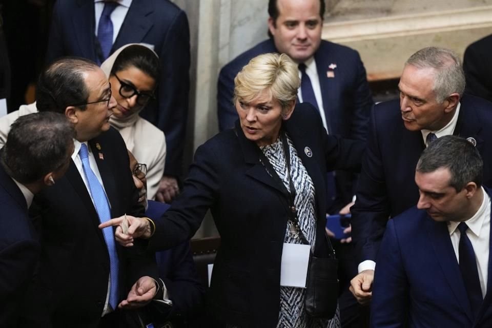 La Secretaria de Energía de EU, Jennifer Granholm, llega al Congreso.