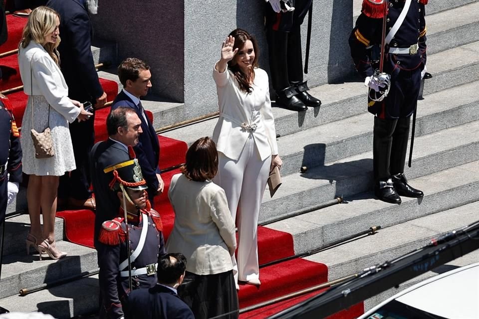 La ahora Vicepresidenta Victoria Villarruel saluda a sus simpatizantes al llegar al Congreso.