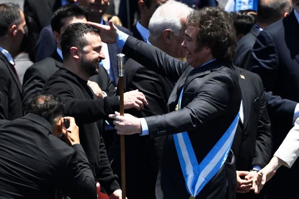 El Presidente de Argentina, Javier Miley, abrazó a su homólogo Ucraniano, Volodymyr Zelensky, durante su toma de posesión.