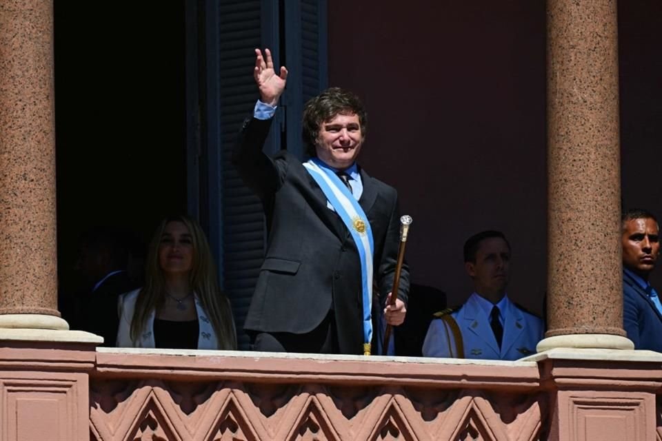 El Presidente de Argentina, Javier Milei, saluda a una multitud desde un balcón de la Casa Rosada, en Buenos Aires.