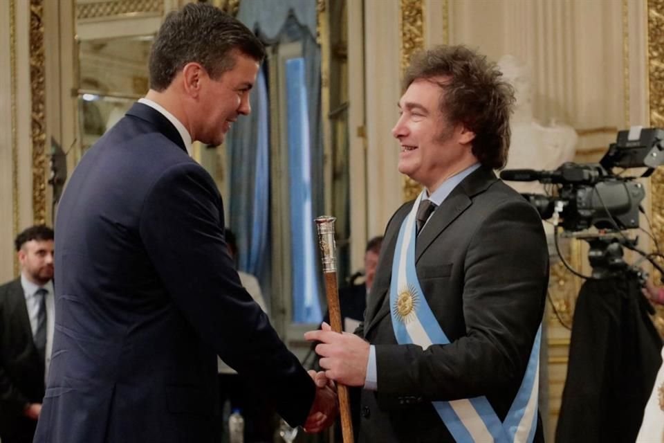 El Presidente de Argentina, Javier Milei, saluda a su homólogo de Paraguay, Santiago Peña, durante una ceremonia en la Casa Rosada.