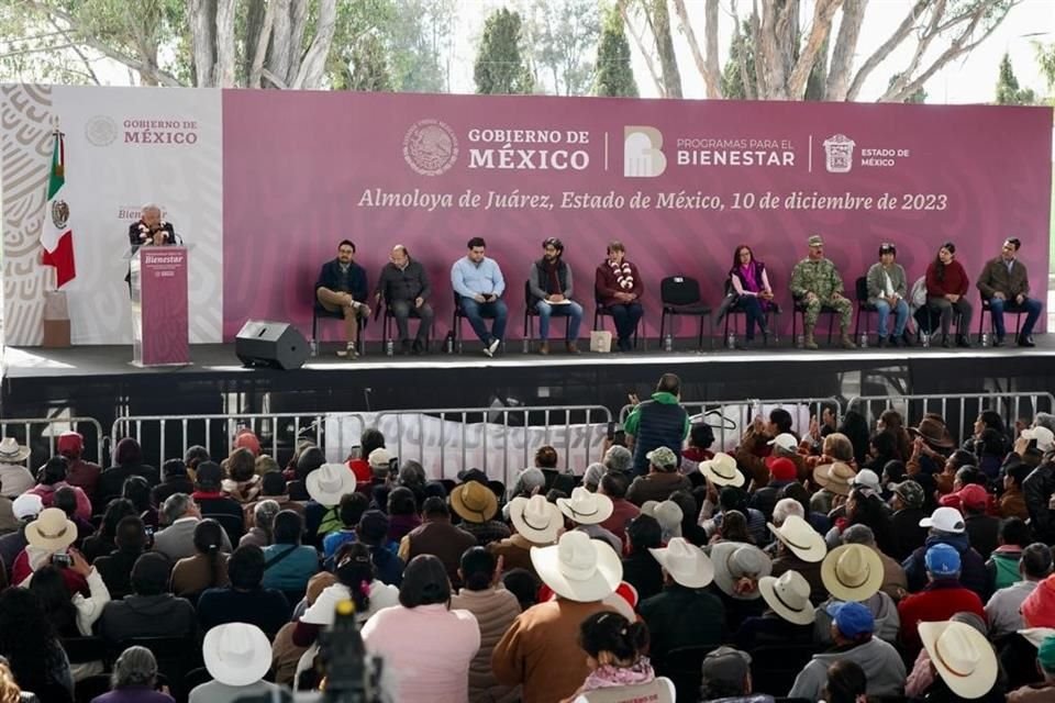 López Obrador llamó a que la gente apoye su movimiento mientras estuvo de en gira ayer en el Edomex.