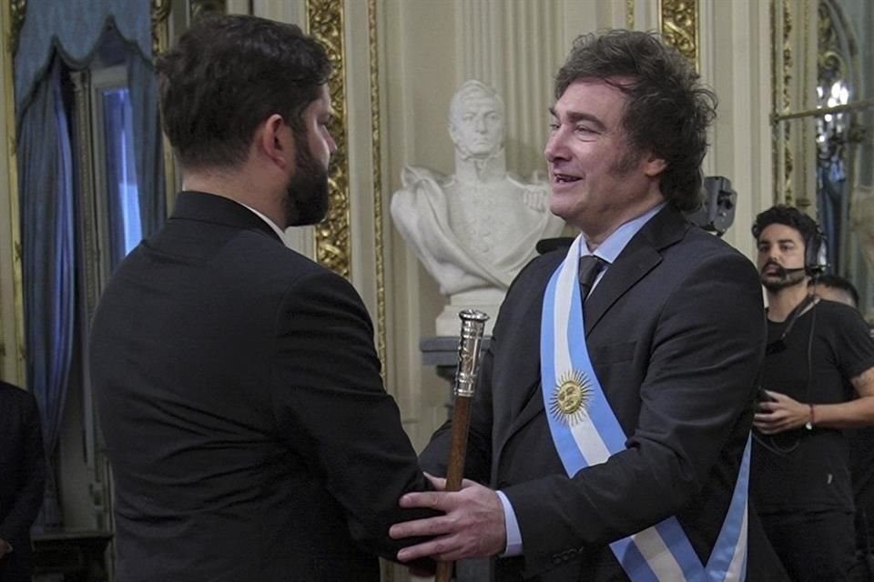 El Presidente chileno, Gabriel Boric, saluda al Mandatario argentino durante una ceremonia en la Casa Rosada.