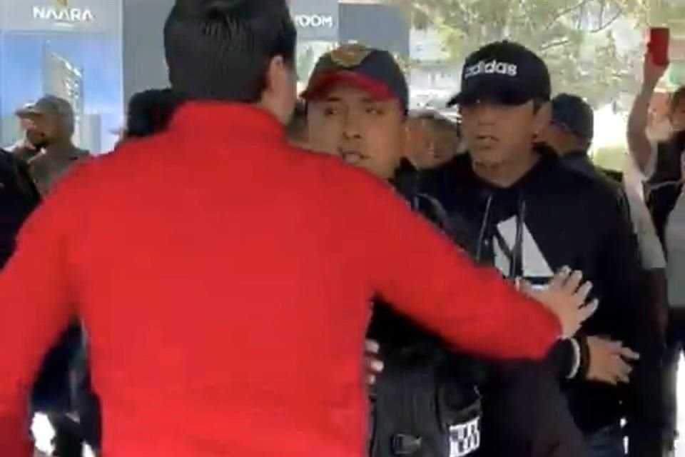 Personas agredieron a los simpatizantes del PRI, lanzando huevos o golpeando autos.