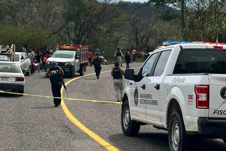 Cinco personas murieron y dos más resultaron heridas tras el choque entre una camioneta y un autobús de pasajeros en vía de Tlapa, Guerrero.