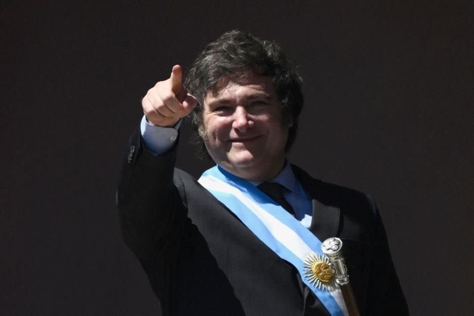 El Presidente de Argentina, Javier Milei, desde un balcón de la Casa Rosada en Buenos Aires.