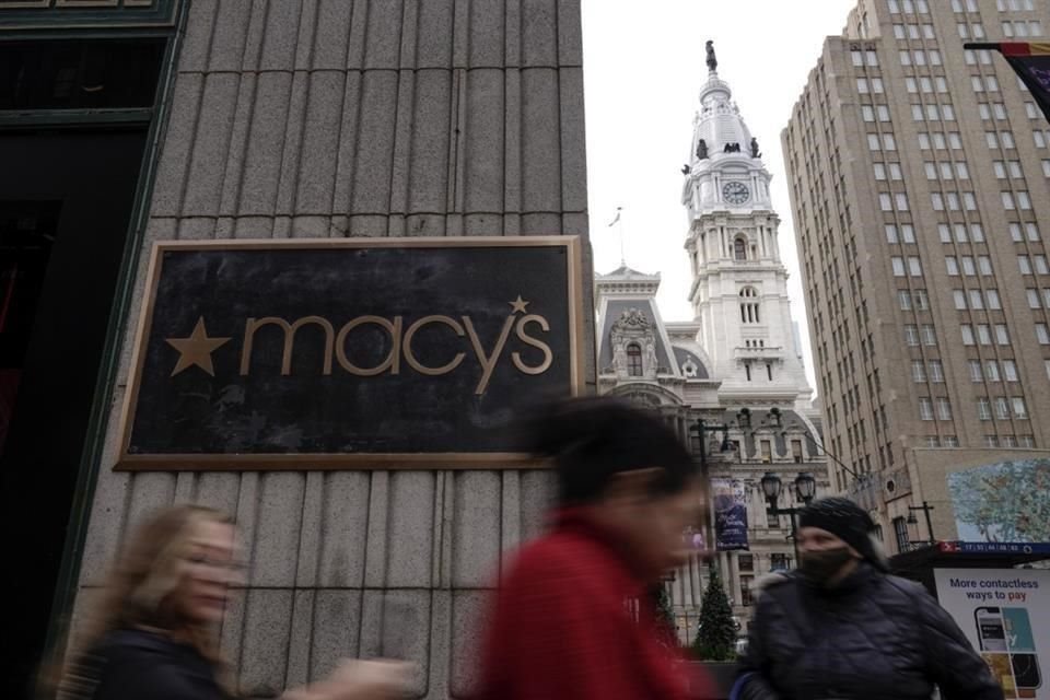 Macy's superó las estimaciones de los analistas sobre el beneficio trimestral gracias a una reducción de inventarios y la fuerte demanda de productos de belleza en noviembre.