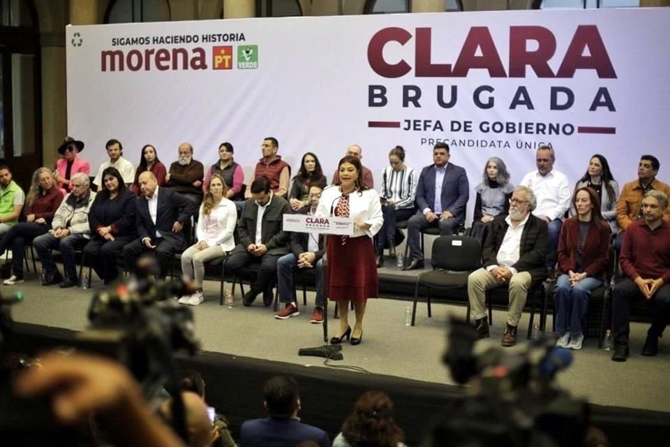 Entre las personas que conforman el equipo de Clara Brugada, se encuentra Alejandro Encinas.