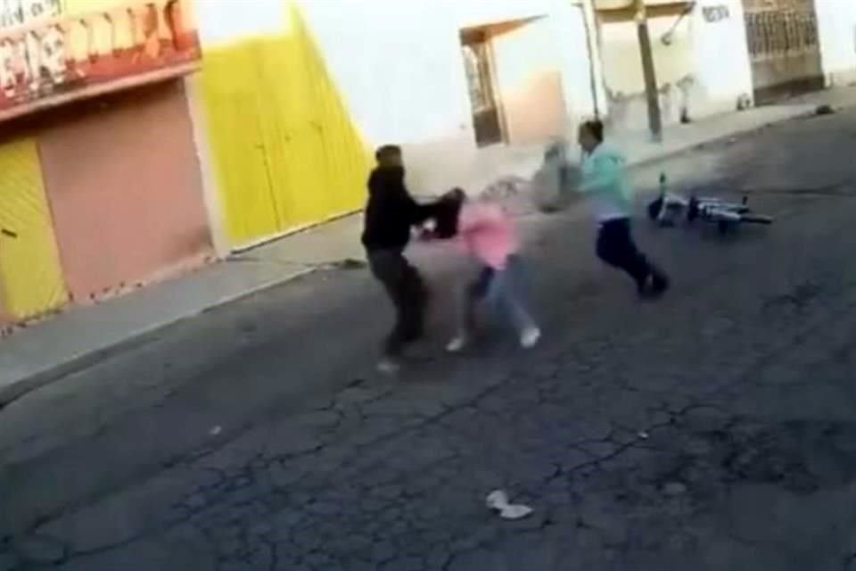 El video fue captado por una cámara de seguridad de la zona.