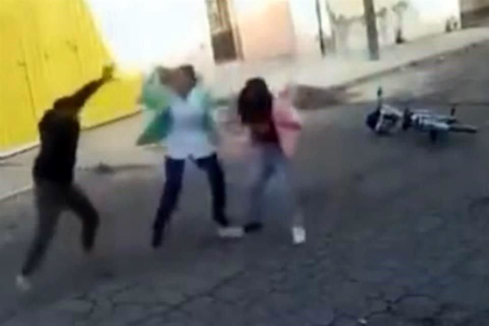 La mujer defendió a su hija golpeando con una bolsa al sujeto que intentó raptarla.