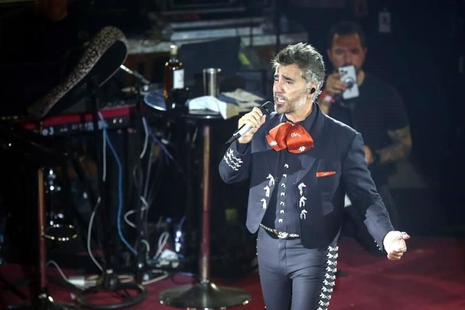 Alejandro Fernández quiere llegar a una audiencia familiar. 