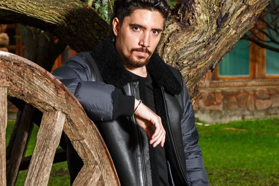 Posa Alex en el rancho los tres Potrillos después de entrevista sobre nueva canción para el aniversario Luctuoso de Vicente Férnandez.