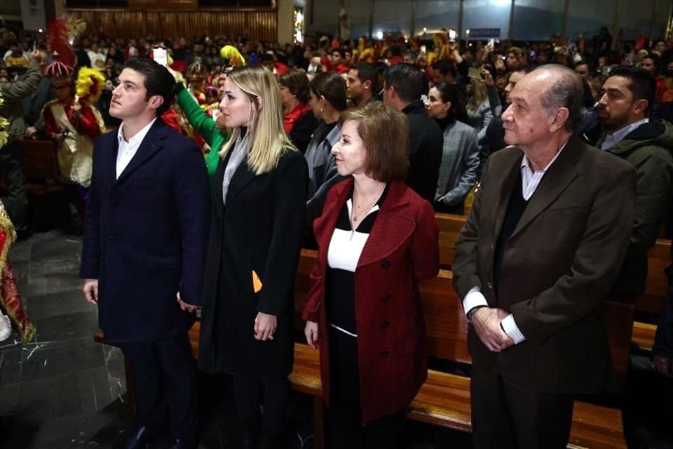 El Secretario General de Gobierno, Javier Navarro, y su esposa, acompañaron al Gobernador Samuel García y a Mariana Rodríguez.