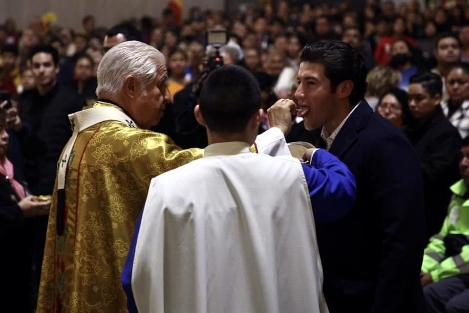 Samuel García recibió la hostia del Arzobispo durante la misa ofrecida a la Virgen de Guadalupe.