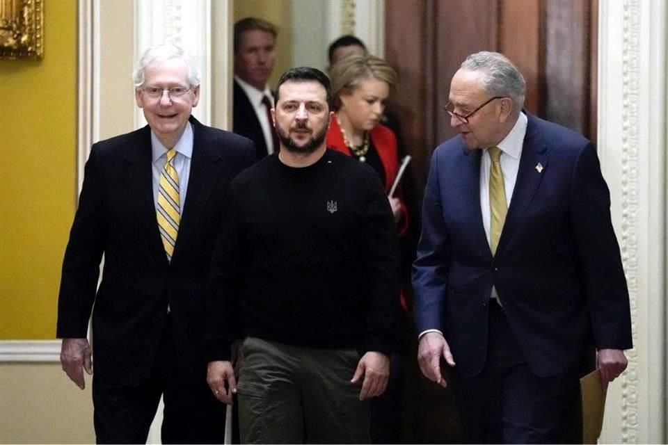 El presidente ucraniano Volodymyr camina con el líder de la mayoría del Senado, Chuck Schumer, de Nueva York (der.), y el líder de la minoría del Senado, Mitch McConnell, de Kentucky.