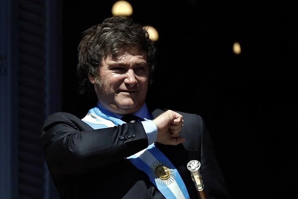 Gobierno de Javier Milei anunció primeras medidas para sacar a Argentina de la crisis, entre las que está la devaluación de su peso 54%.