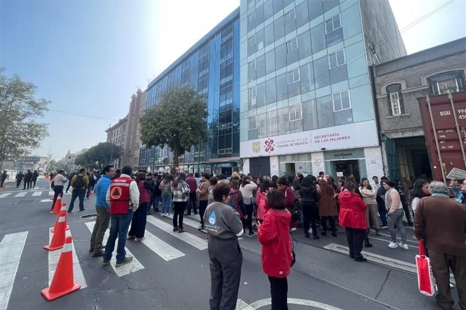 Trabajadores de la Secretaría de Mujeres, colonia Centro, Se replegaron en paredes durante el temblor. Evacuaron el edificio