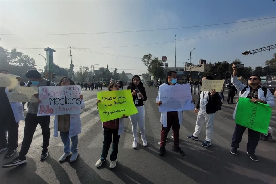 Residentes del Centro Médico Nacional Siglo 21 protestan contra arresto de su compañera, acusada de robo.