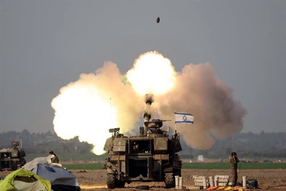 Las fuerzas israelíes bombardearon la Franja de Gaza desde la zona fronteriza en el sur de Israel.