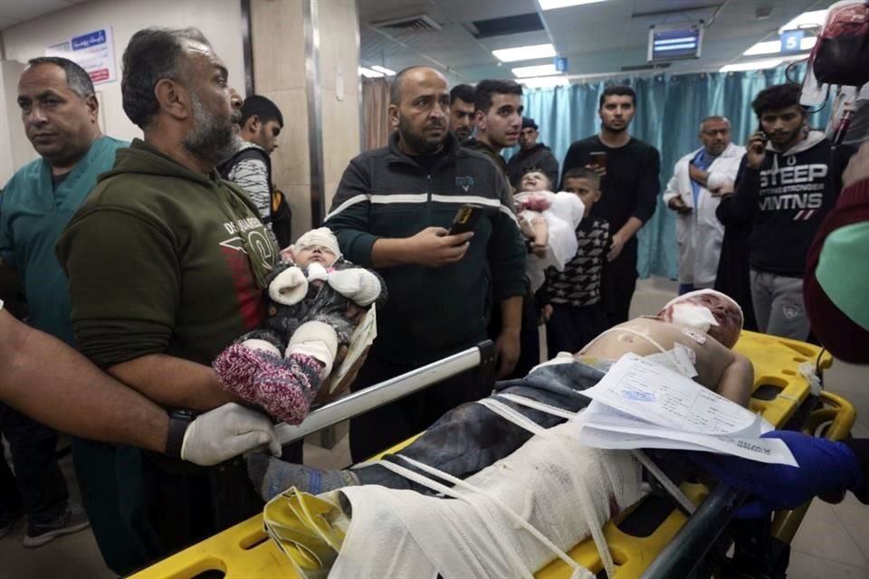 Los niños palestinos heridos en el bombardeo israelí de la Franja de Gaza son llevados al hospital de Deir al Balah, Franja de Gaza.