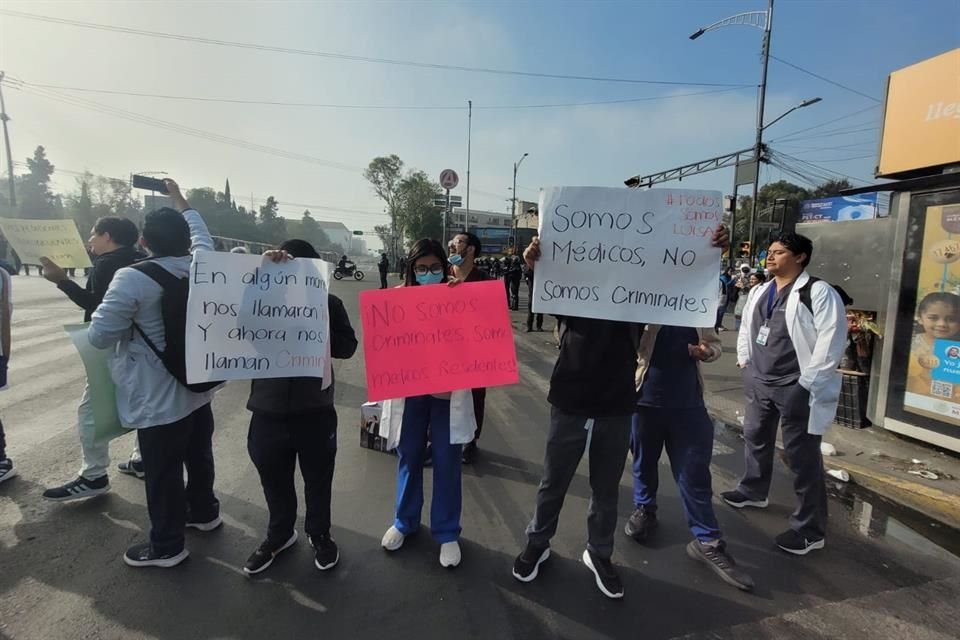 Los manifestantes dijeron que son médicos, no delincuentes.