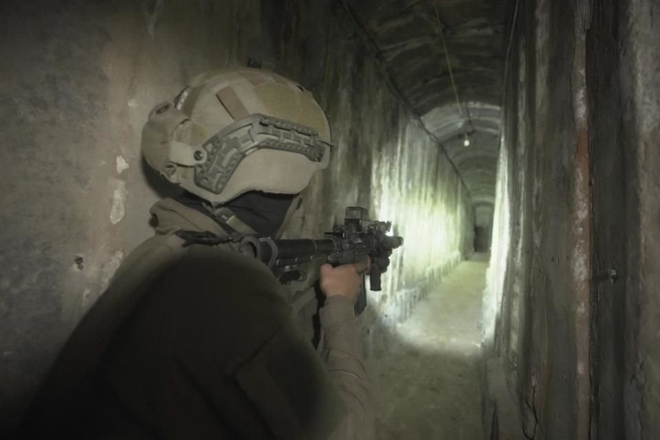 Un soldado israelí muestra un presunto túnel encontrado debajo el hospital Al Shifa, en la ciudad de Gaza, el 22 de noviembre.