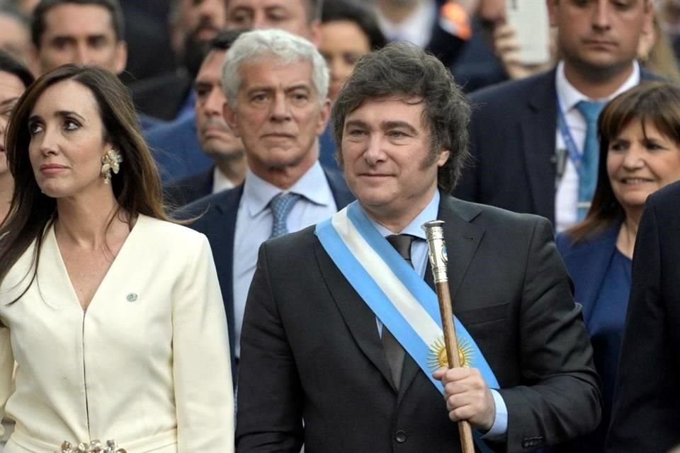 El Gobierno de Milei anunció una devaluación del peso argentino dentro de su batería de medidas económicas para reducir el déficit fiscal.