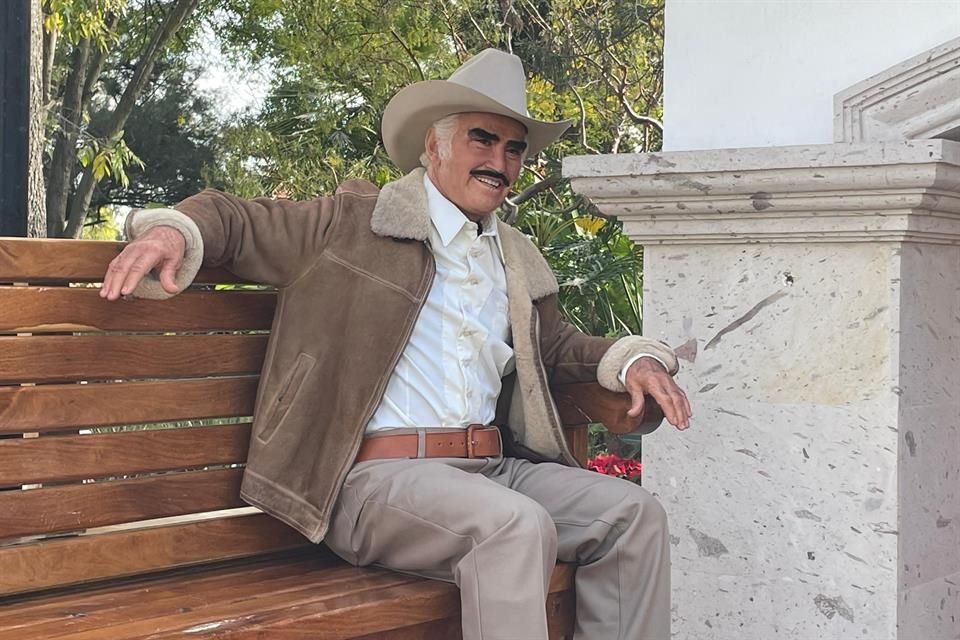 A dos años de la muerte de Vicente Fernández, sus seres queridos lo inmortalizaron con una escultura hiperrealista en tamaño real.