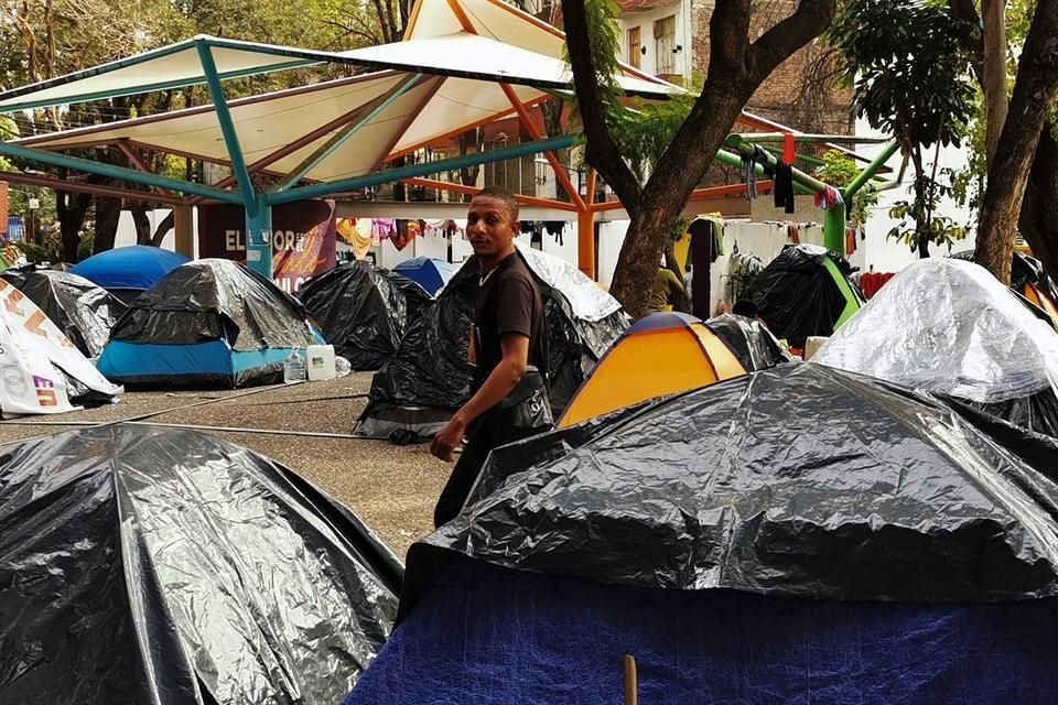 Un campamento de migrantes se instaló en la Plaza Giordano Bruno, colonia Juárez de la alcaldía Cuauhtémoc.