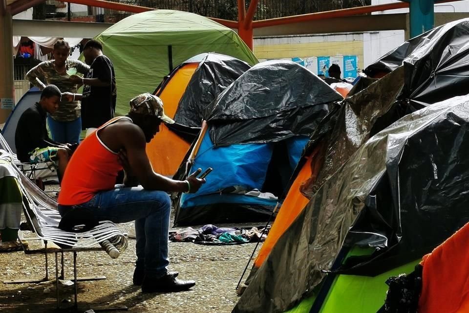 La CDH indicó que las consultas comenzaron en el llamado éxodo migrante y un segundo gran momento ocurrió en el desbordado albergue de Tláhuac. 