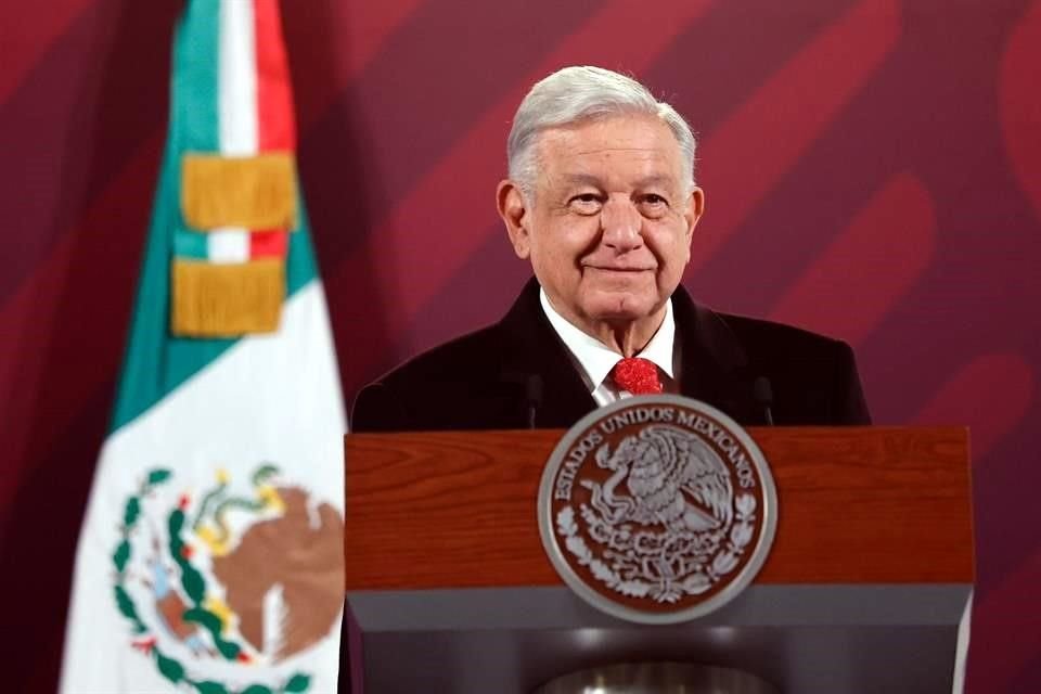 El Presidente en conferencia.