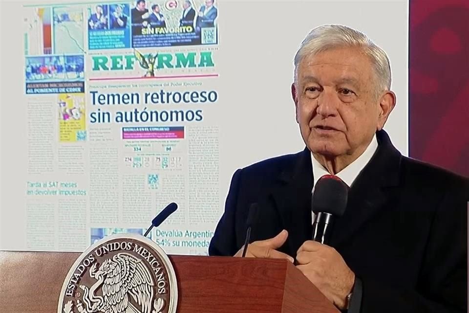 El Presidente en conferencia.