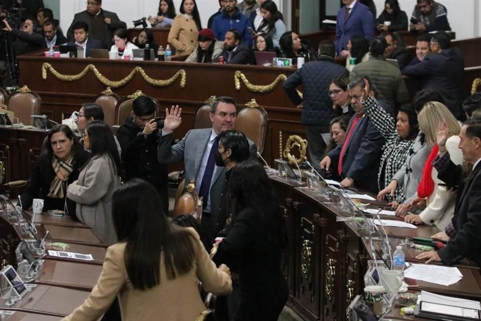 Diputados de Oposición decidieron trasnochar en el recinto para evitar complicaciones en sus traslados.