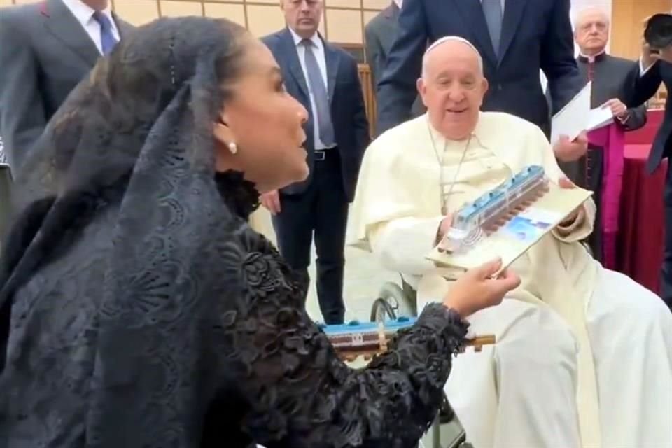 Uno de los 'Tren Maya' se lo dio al Papa Francisco para que fuera bendecido, y otro más de regalo durante su visita al Vaticano.