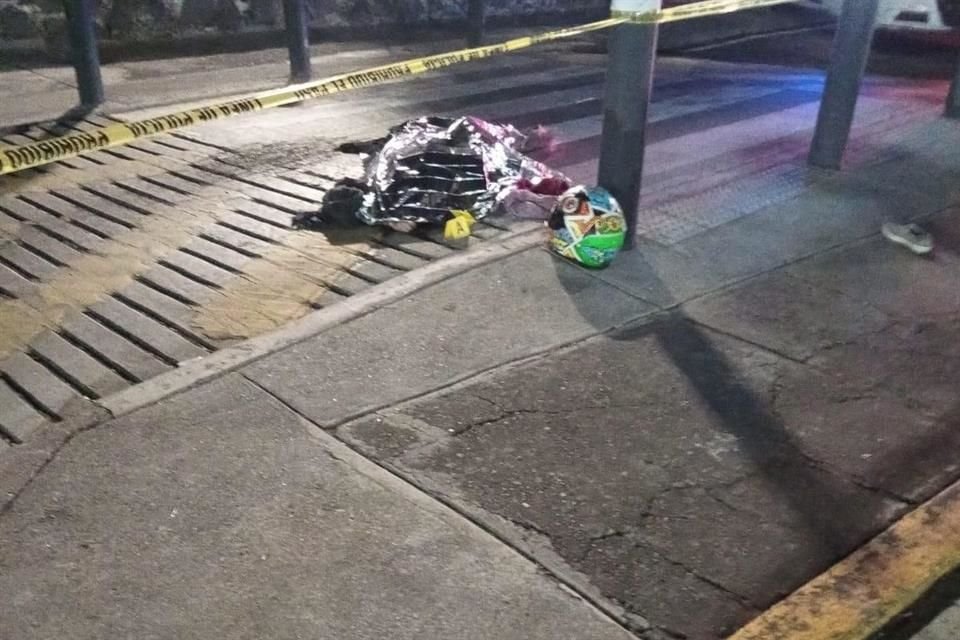 La menor, identificada como Fátima, de 16 años, derrapó frente al Centro Comercial Perisur, en la Colonia Jardines del Pedregal de San Ángel.