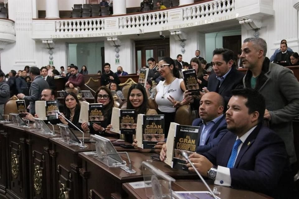 Diputados del PAN mostraron el libro el Gran Corruptor de Elena Chávez durante la sesión de este miércoles.