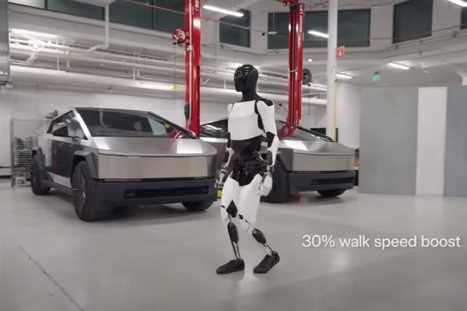Optimus Gen 2 es 30 camina 30 por ciento más rápido frente a la generación anterior, de acuerdo con Tesla.