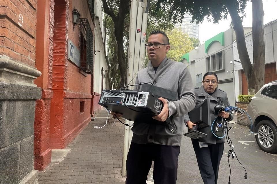 Trabajadores de la Universidad Simón Bolívar tuvieron que desocupar uno de sus inmuebles debido a los daños que presentó.