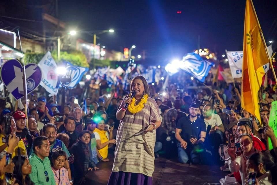 En Cuautla, Morelos, Xóchitl Gálvez realizó una caminata por la paz y se reunió con militantes del PAN, PRI y PRD.