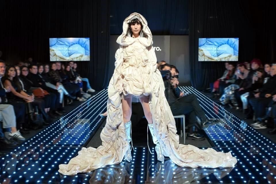 Egresados de la licenciatura de Diseño Textil y Moda hicieron un desfile, con una visión diversa y centrada en la creatividad.