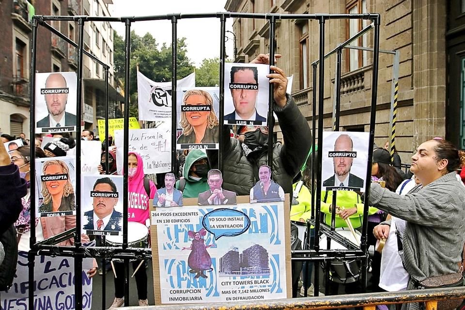 Grupos afines a la Fiscal Godoy se manifestaron afuera del Congreso de CDMX para mostrarle su apoyo.