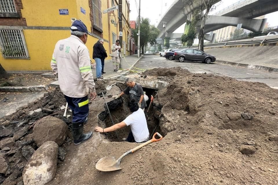 Personal del Gobierno acudió a Calle de Los Echave, en Mixcoac, a reparar una fuga de agua generada por los microsismos.