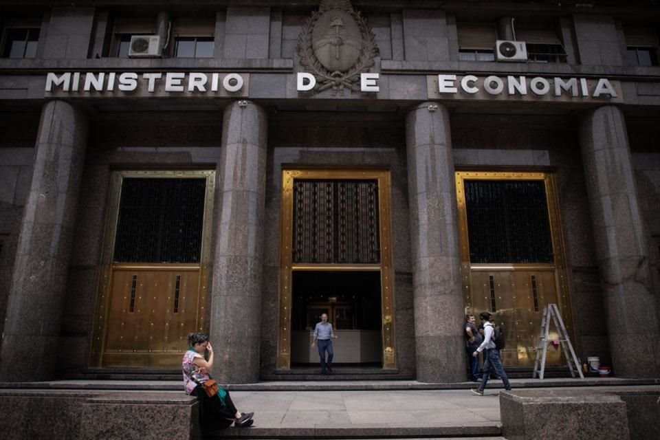 Personas frente a la sede del Ministerio de Economía argentino, en la ciudad de Buenos Aires, Argentina, el 13 de diciembre de 2023.