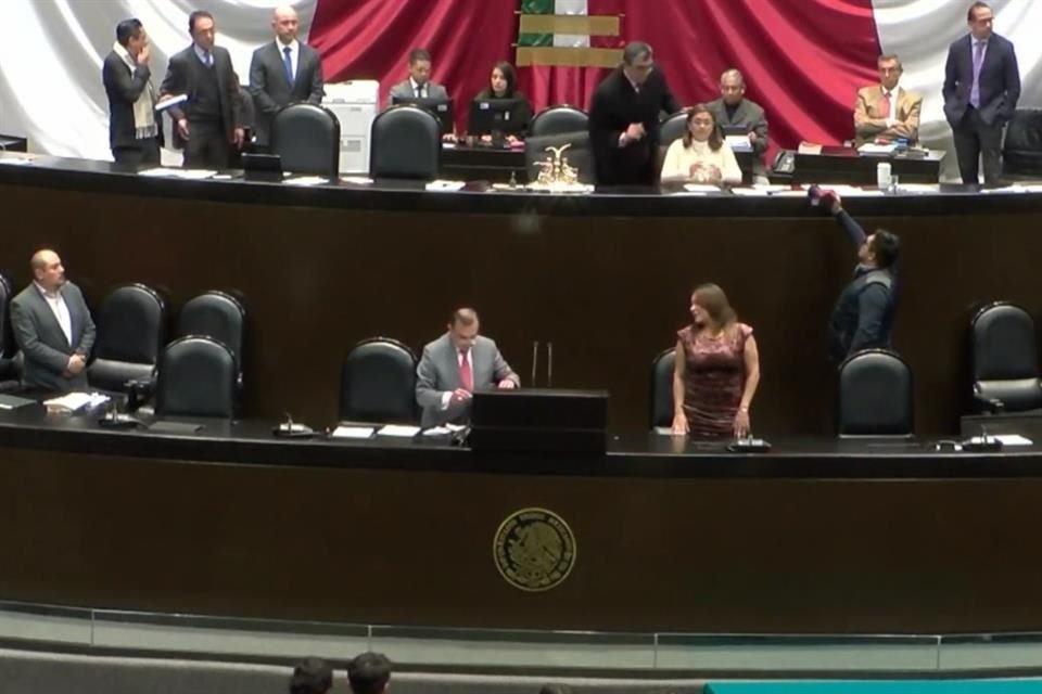 En un hecho histórico, diputados instalaron Comisión Permanente sin participación de los senadores, quienes seguían en sesión en su sede.