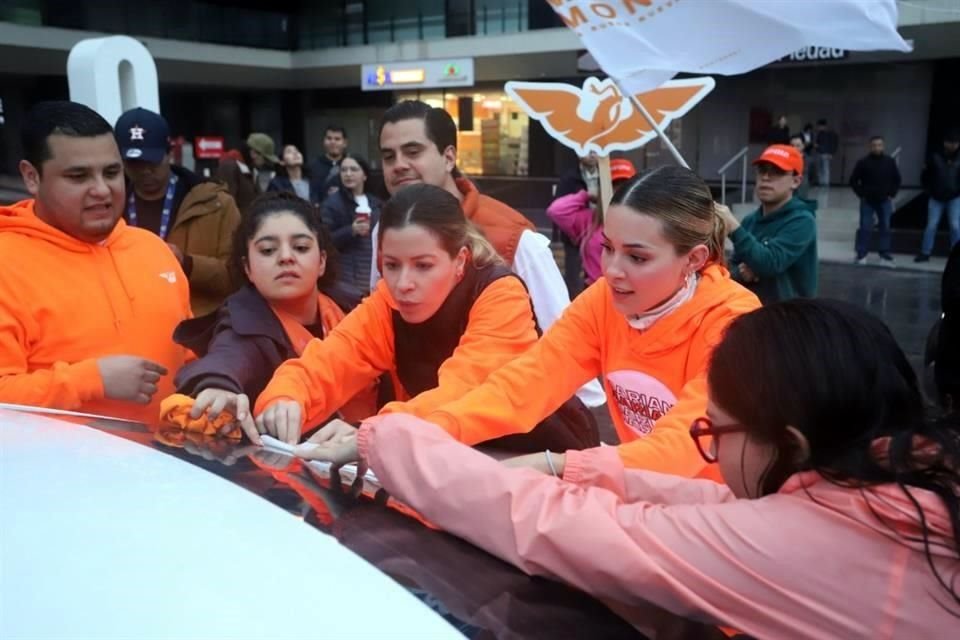 Mariana Rodríguez y militrantes comenzaron con la pega de calcas desde las 7:00 horas.