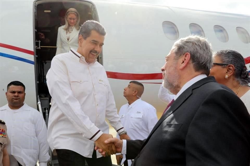 Maduro saluda al primer ministro de San Vicente y las Granadinas, Ralph Gonsalves, al llegar al país caribeño.