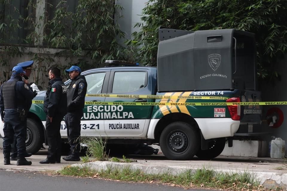 Paramédicos acudieron al sitio, pero sólo confirmaron que había fallecido y que no presentaba signos de violencia. 